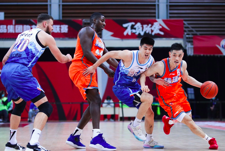 清晨利物浦备战CBA常规赛，迎来里程碑细节曝光，质疑声仍在，球探报告显示潜力的简单介绍